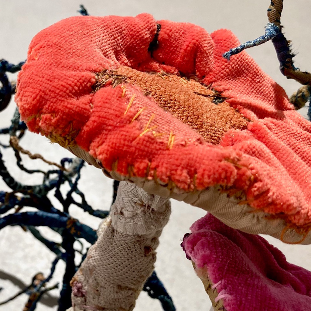 Objektkunst aus recycelten Textilien, Pilze, Pflanzen